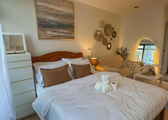 Cozy And Aesthetic Vibes - Makati Staycation 4*